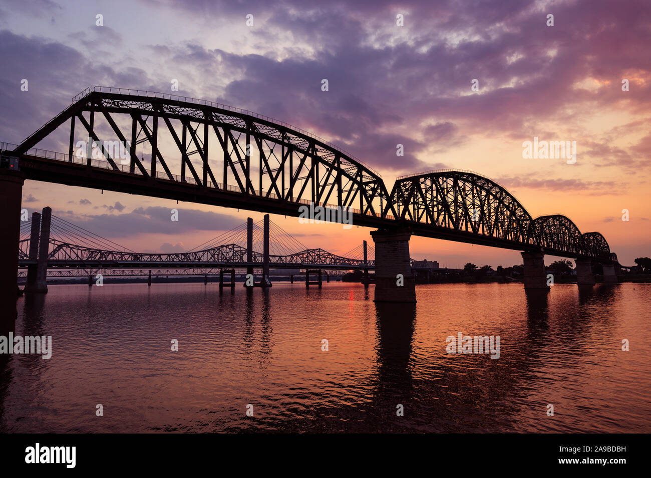 Coucher du soleil des quatre grands Bridge à Louisville, KY. Banque D'Images