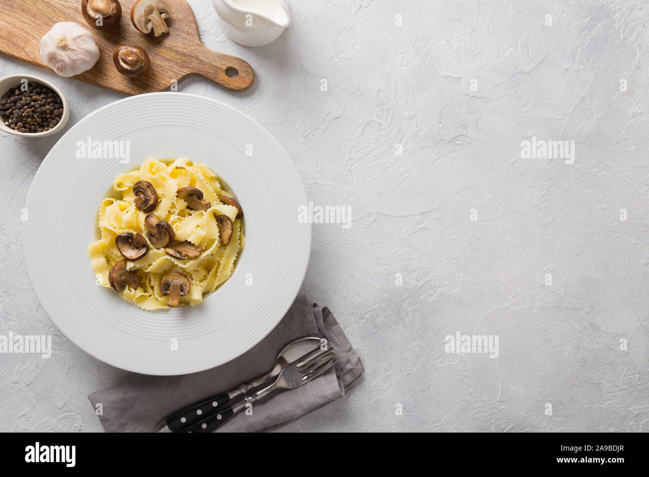 Reginelle Spaghetti pâtes aux champignons sur table en pierre grise. De savoureux repas sain. Vue de dessus. Pour la recette de l'espace. Banque D'Images