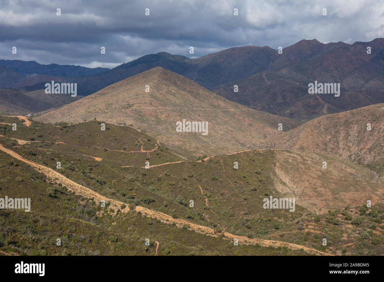 Vue panoramique sur la Sierra Blanca de la Mairena heights, le ROEJ, Malaga, Espagne. Banque D'Images