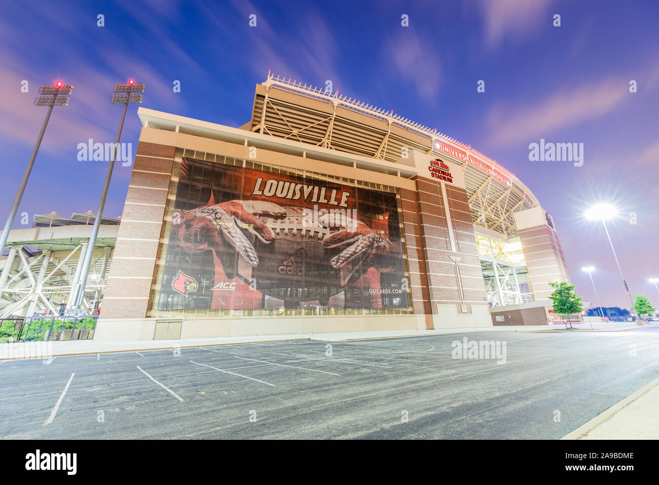L'Université de Louisville Cardinal Stadium a été récemment rénové pour être en mesure d'atteindre une capacité de 55 000 pour leur équipe de football. Banque D'Images