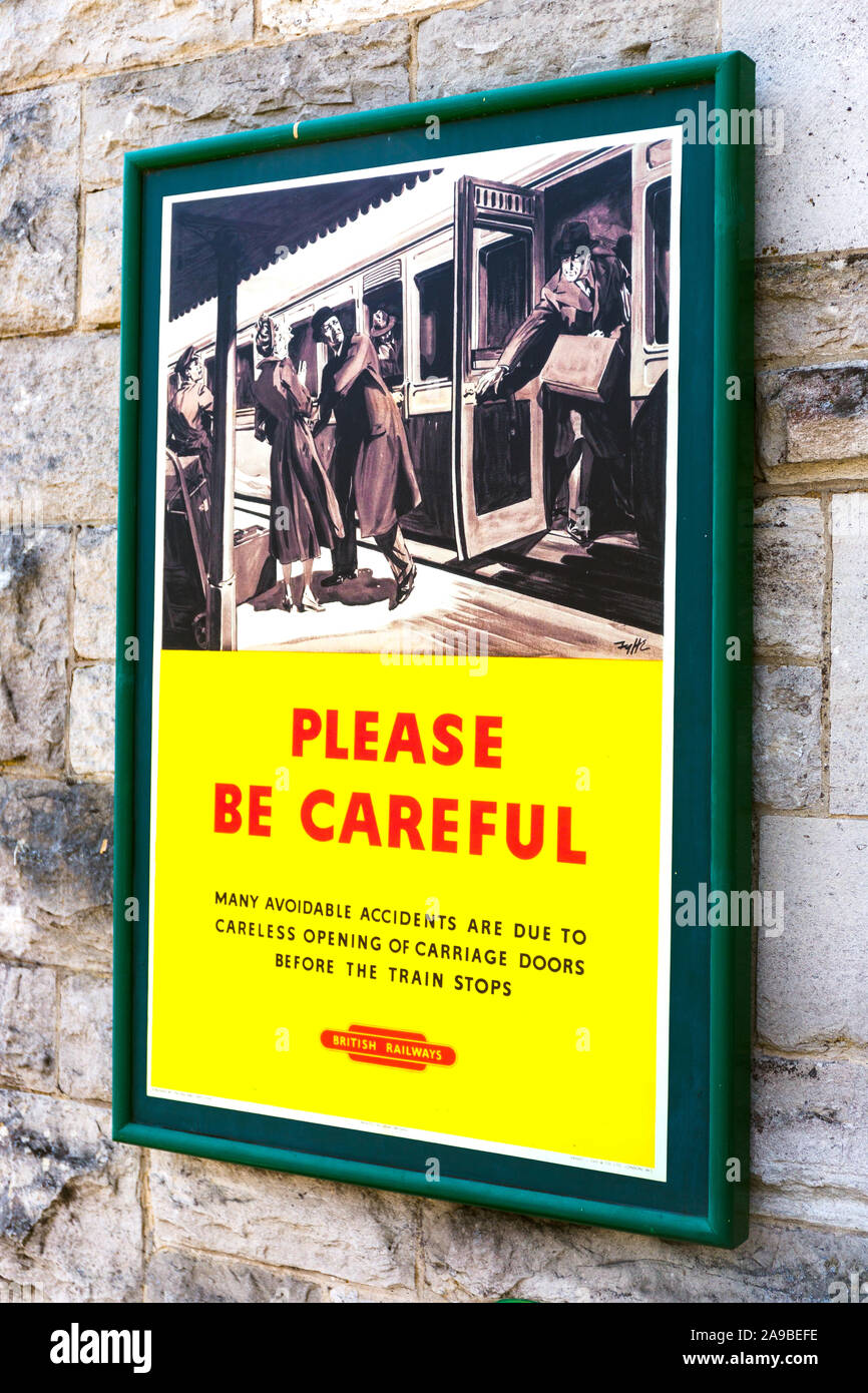 Annonces de sécurité pour les voyages en train. Années 1950 Années 1960 La gare de Corfe castle Dorset England UK Banque D'Images