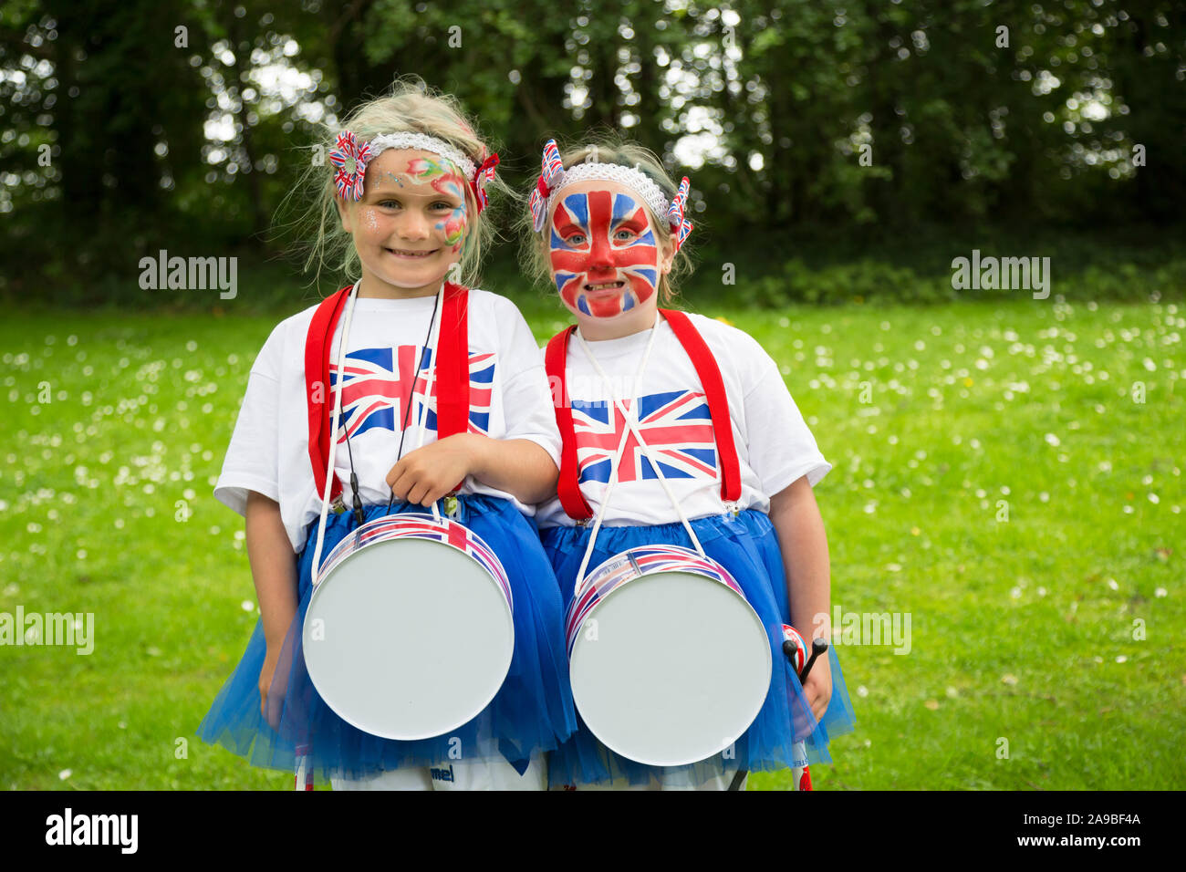 12.07.2019, Belfast, Irlande du Nord, Royaume-Uni - deux filles en Union Jack sur Orangemens, jour de vacances annuelles protestantes commémorant la bataille Banque D'Images