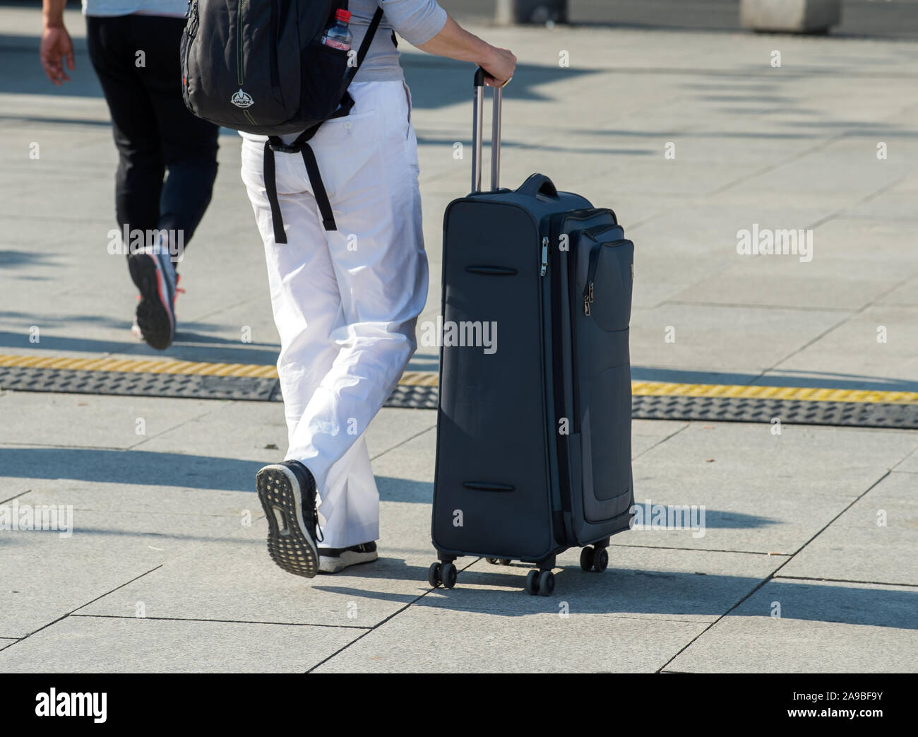 17.08.2018, Berlin, Allemagne - touriste avec rolling suitcase. 0CE180817D005CAROEX.JPG [communiqué de modèle : Non, des biens : non applicable (c) caro je Banque D'Images