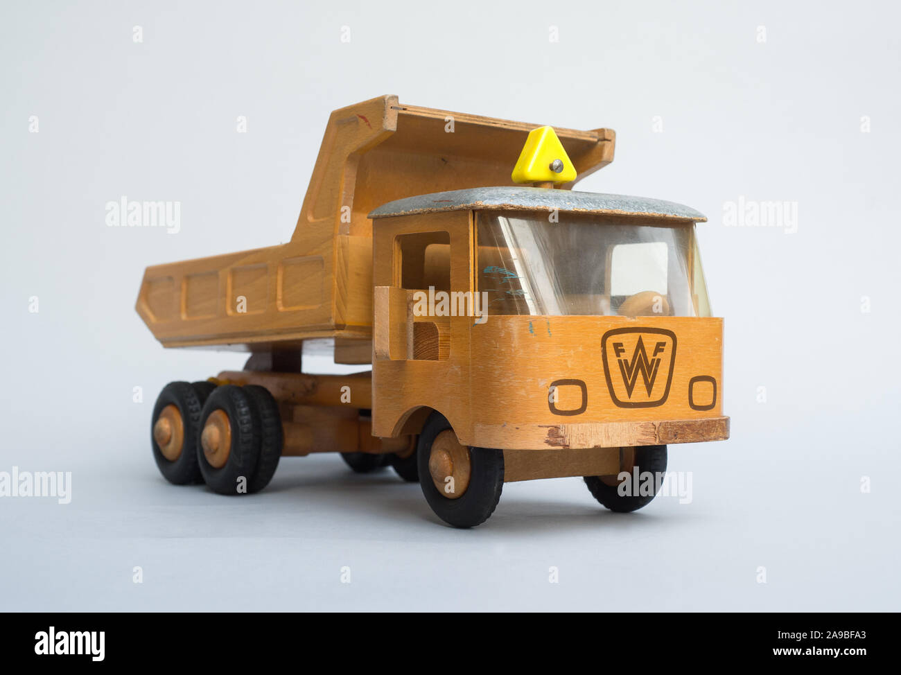 27.05.2018, Berlin, Allemagne - jouet en bois de l'époque de la RDA de la PGH Friedrich Froebel Zwickau, avec benne basculante rabattue zone de chargement. 0CE180527D005CARO Banque D'Images