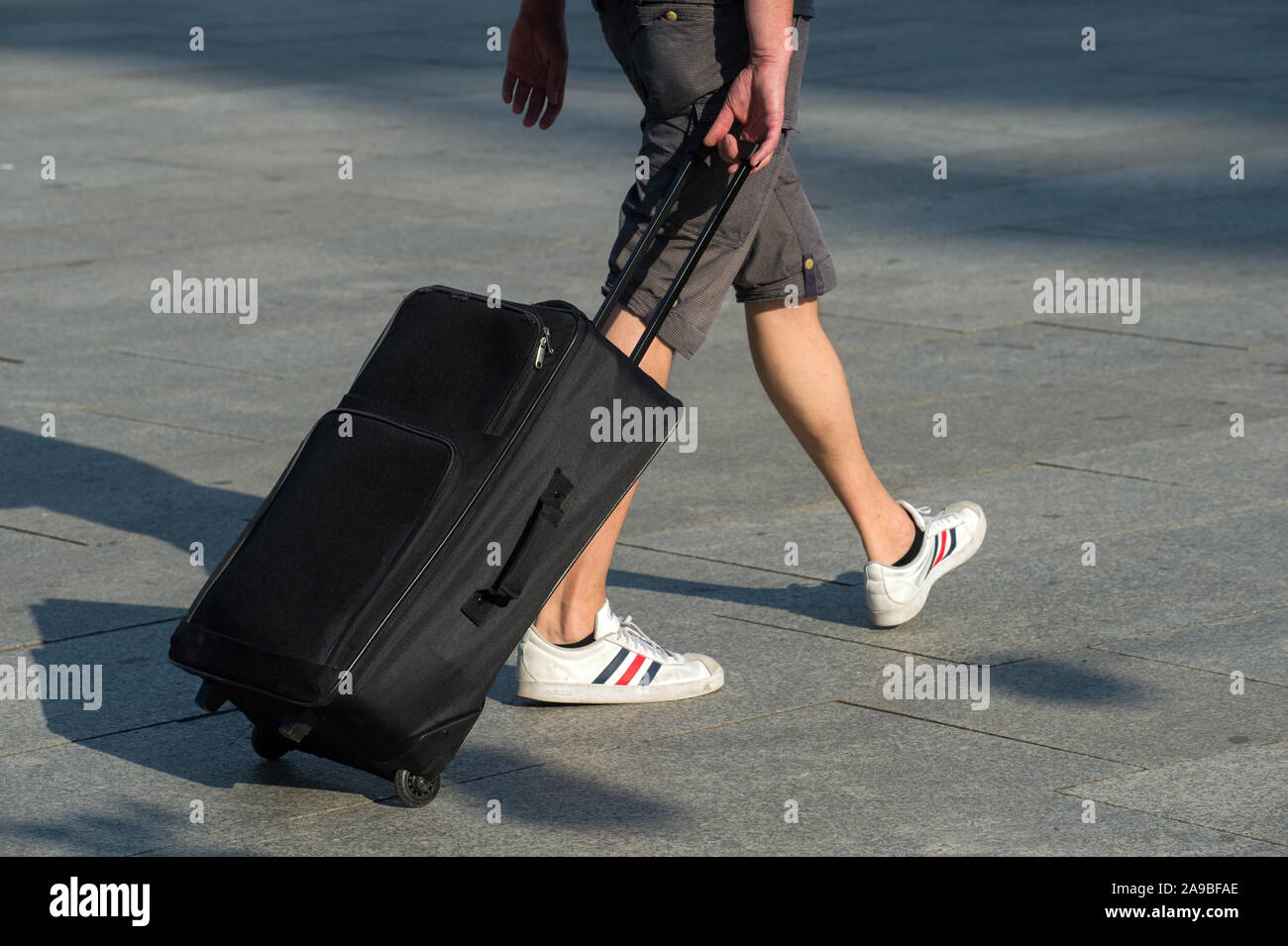 17.08.2018, Berlin, Allemagne - jeune homme de la valise. 0CE180817D004CAROEX.JPG [communiqué de modèle : Non, des biens : non applicable (c) caro Banque D'Images