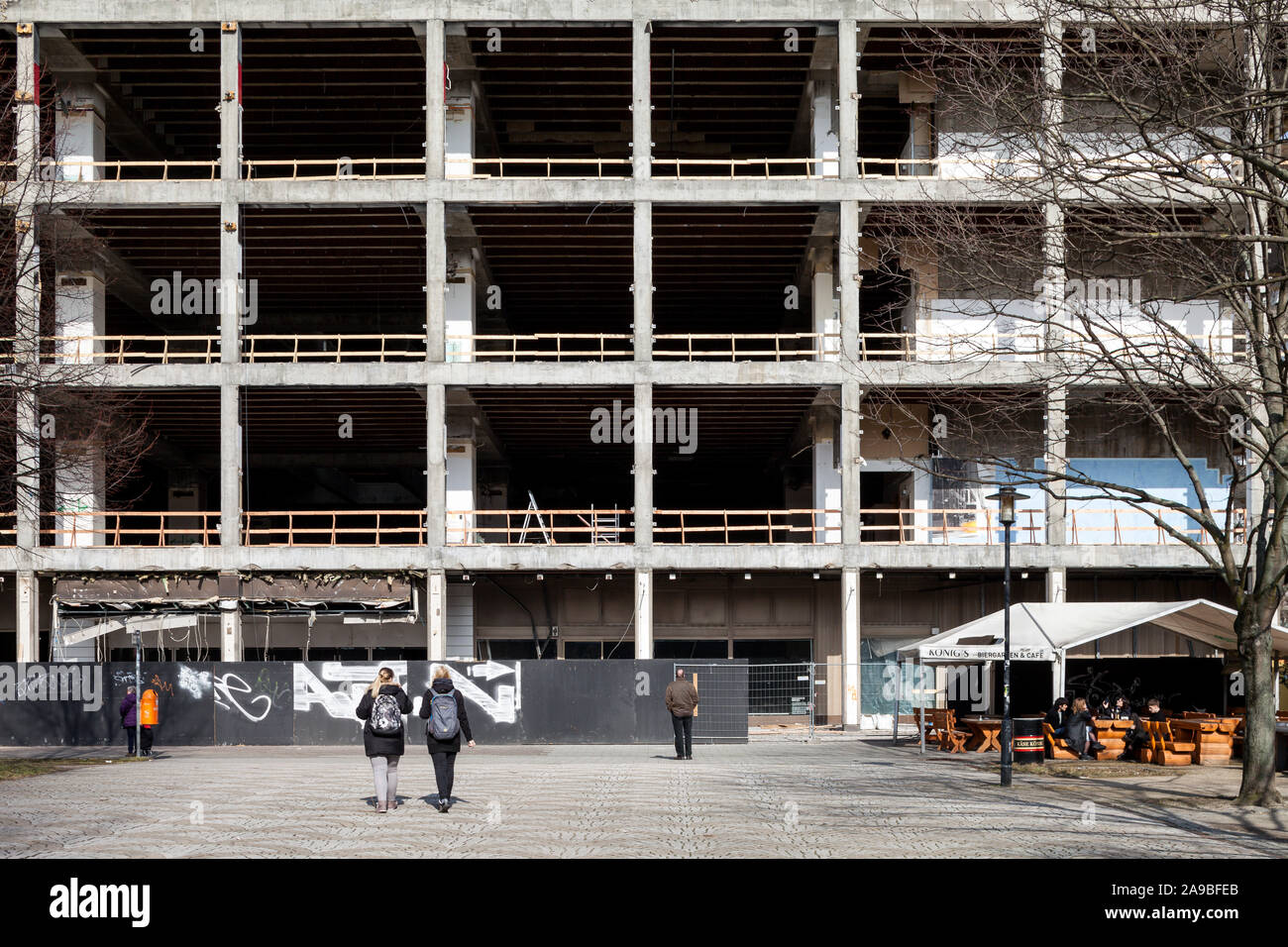 11.03.2018, Berlin, Berlin, Allemagne - squelette en béton de l'ancien grand magasin vidé à la gare Ostbahnhof dans Lange Strasse à Berlin-Friedrichshain. Banque D'Images
