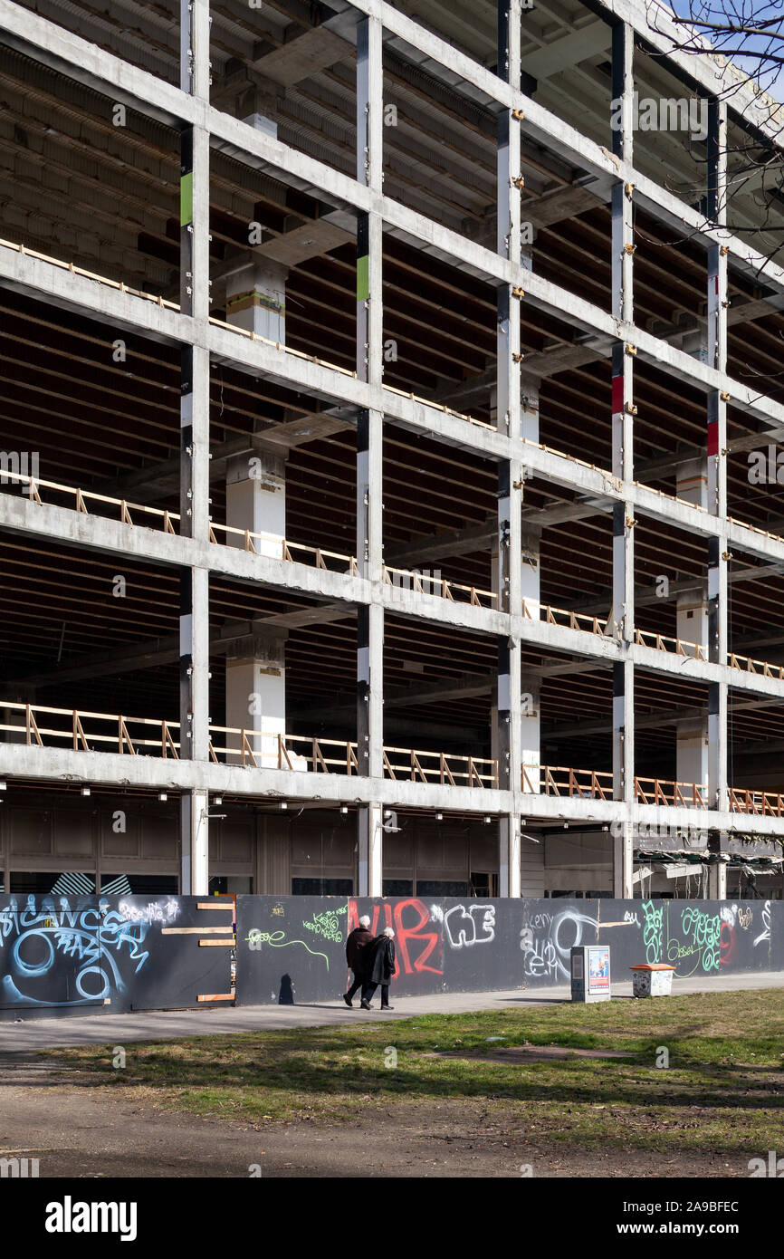 11.03.2018, Berlin, Berlin, Allemagne - squelette en béton de l'ancien grand magasin vidé à la gare Ostbahnhof dans Lange Strasse à Berlin-Friedrichshain. Banque D'Images