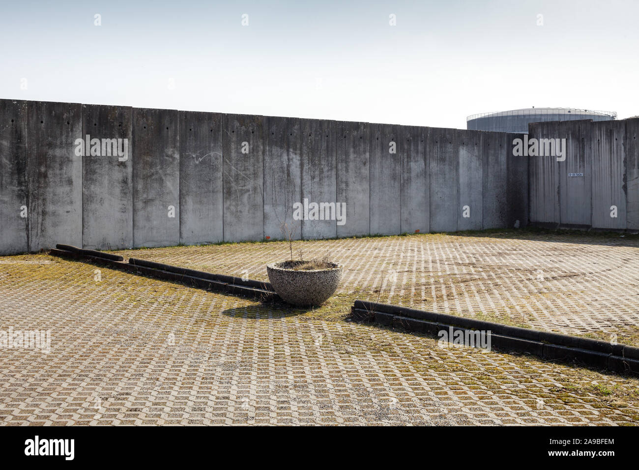 25.03.2018, Berlin, Berlin, Allemagne - mur de béton autour de l'entrepôt de gravier dans Sophienwerderweg à Berlin-Spandau. 00P180325D200CAROEX.JPG [MODEL Banque D'Images