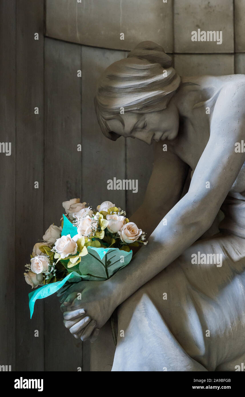 06.04.2019, Gênes, ligurie, italie - sculpture d'une femme en deuil avec des fleurs sur le cimetière monumental Staglieno. 0CE190406D001CAROEX.JPG [MO Banque D'Images