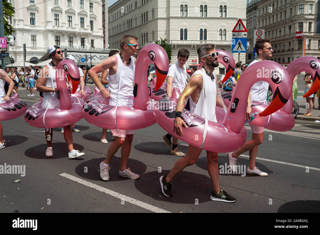 15.06.2019, Vienne, Autriche - Les participants à l'Euro Pride Parade le long de la Ringstrasse, au centre de Vienne. 0SL190615D013CAROEX.JPG [RE Banque D'Images