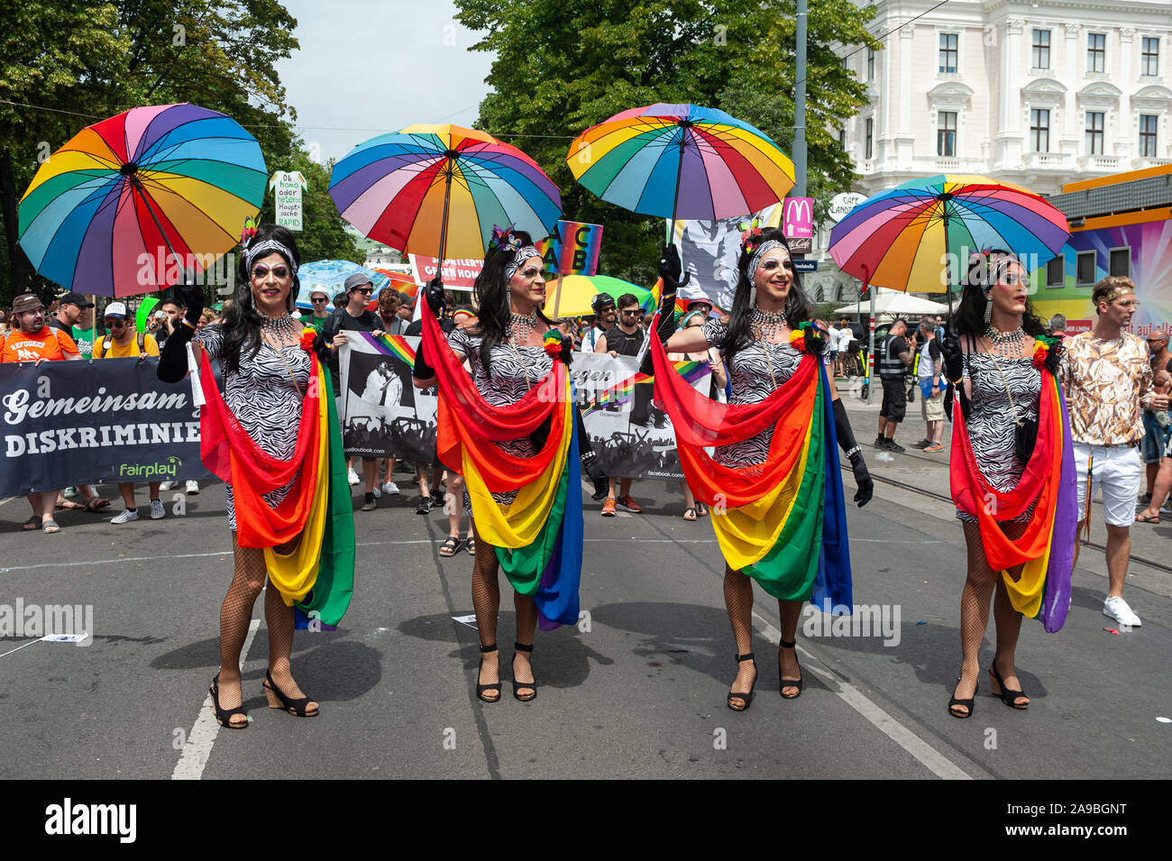 15.06.2019, Vienne, Autriche - Les participants à l'Euro Pride Parade le long de la Ringstrasse, au centre de Vienne. 0SL190615D007CAROEX.JPG [RE Banque D'Images