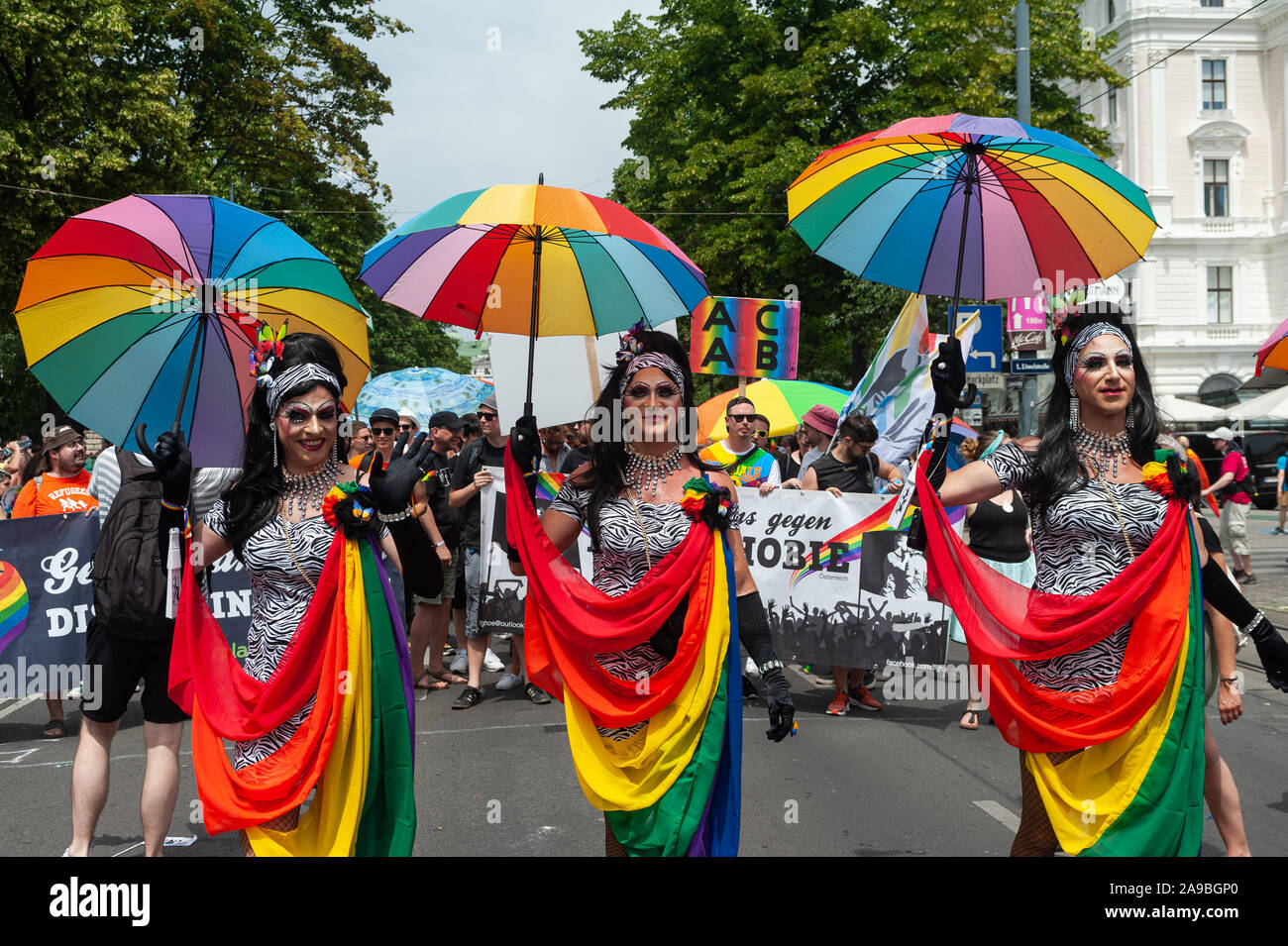 15.06.2019, Vienne, Autriche - Les participants à l'Euro Pride Parade le long de la Ringstrasse, au centre de Vienne. 0SL190615D008CAROEX.JPG [RE Banque D'Images