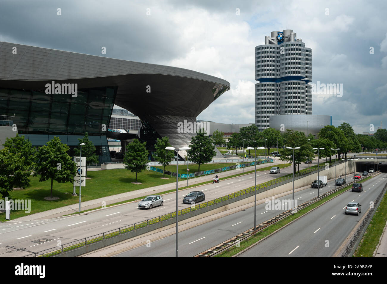 23.06.2019, Munich, Bavière, Allemagne - BMW tours quatre cylindres avec bâtiment d'exposition BMW Welt à l'dans Mittlerer Ring Milbertshofen. L'off Banque D'Images