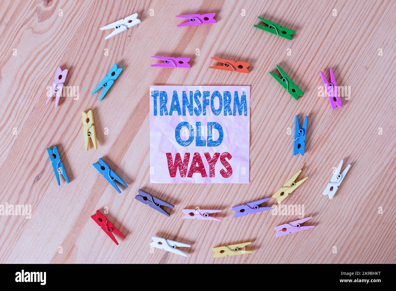 Main conceptuel écrit, indiquant de transformer les vieilles manières. Signification du concept de le remplacer par de nouvelles méthodes alternatives nouvelle solution froissé couleur bois papiers Banque D'Images