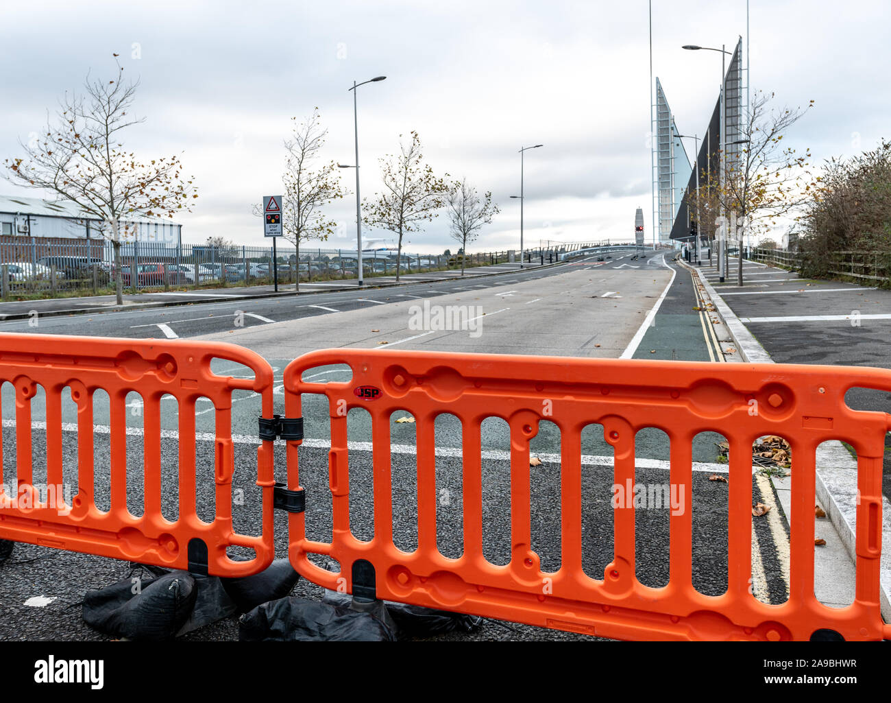 Poole, UK. Jeudi 14 Novembre 2019 : le Double Pont de voiles est bloquée en position ouverte à Poole, Dorset. Les travaux de réparation n'est pas dû avoir lieu jusqu'en décembre. Crédit : Thomas Faull/Alamy Live News Banque D'Images