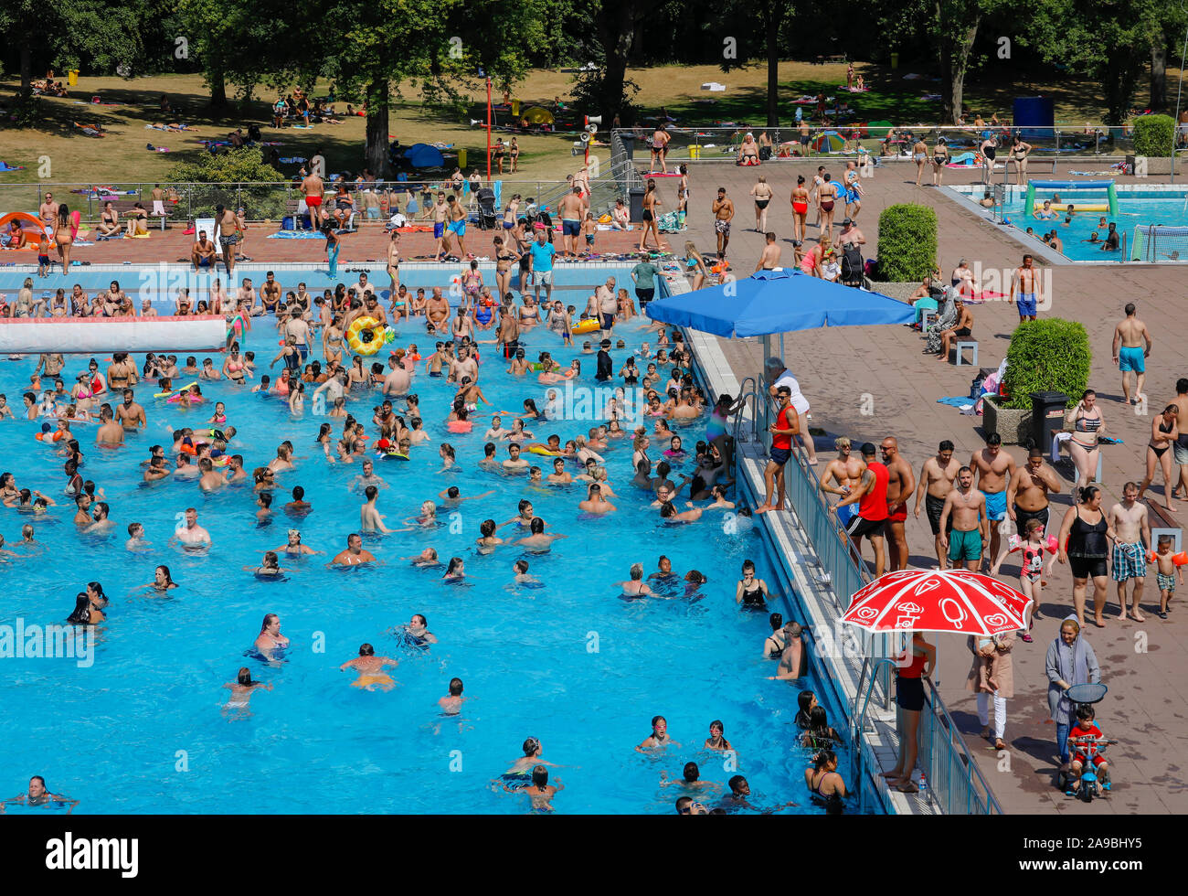 26.07.2019, Essen, Rhénanie du Nord-Westphalie, Allemagne - l'été en plein air dans le Grugabad dans la semaine la plus chaude de l'année, les visiteurs se rafraîchir dans l'eau un Banque D'Images