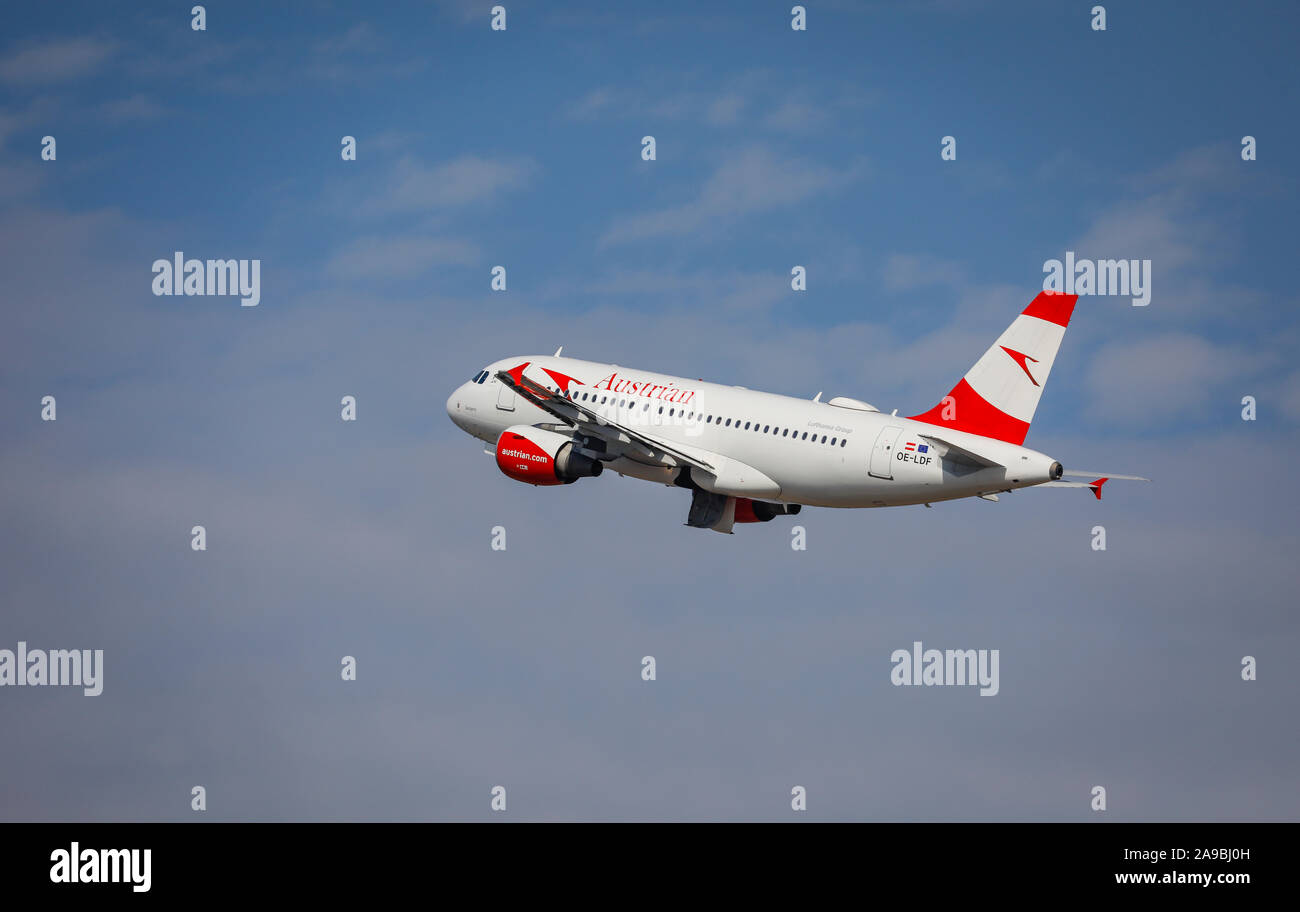 04.08.2019, Düsseldorf, Rhénanie du Nord-Westphalie, Allemagne - Austrian avion décolle à l'Aéroport International de Düsseldorf, l'examen DHS. 00X190804D175CAROE Banque D'Images