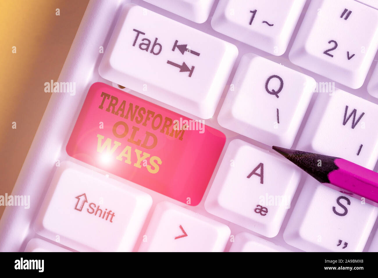 Texte de l'écriture l'écriture de transformer les vieilles manières. Photo conceptuelle la remplacer par de nouvelles méthodes alternatives nouvelle solution pc blanc avec clavier note vide Banque D'Images