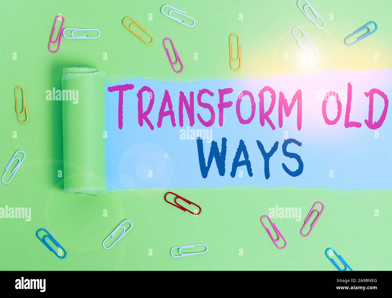 Écrit remarque montrant de transformer les vieilles manières. Concept d'affaires pour le remplacer par de nouvelles méthodes alternatives nouvelle solution clip Papier et carton déchiré sur w Banque D'Images