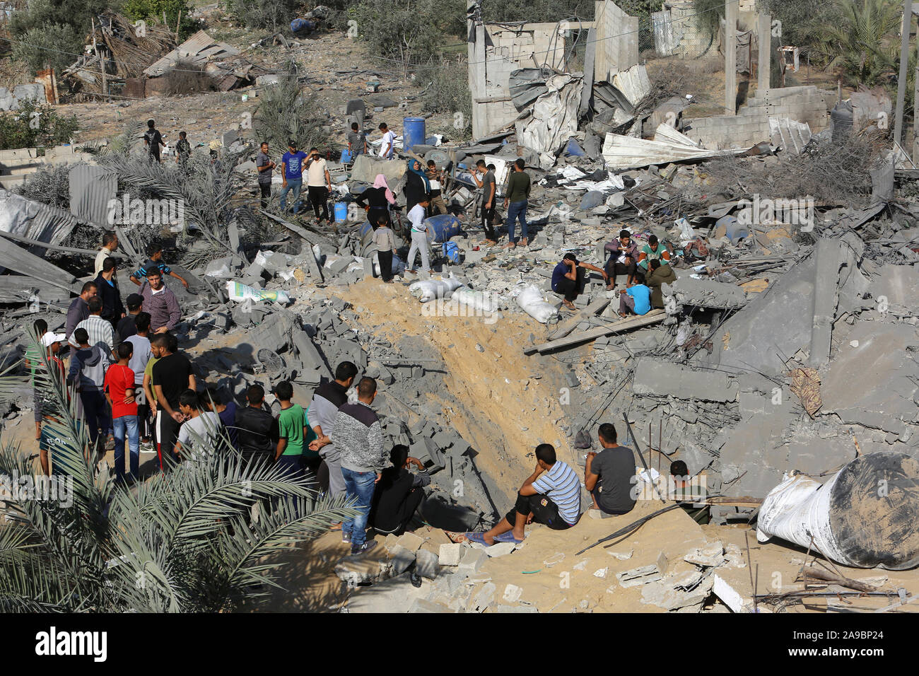 Vérifier la destruction des Palestiniens après une frappe aérienne israélienne, dans le sud de la bande de Gaza, le 14 novembre, 2019. Photo par Abed Rahim Khatib Banque D'Images