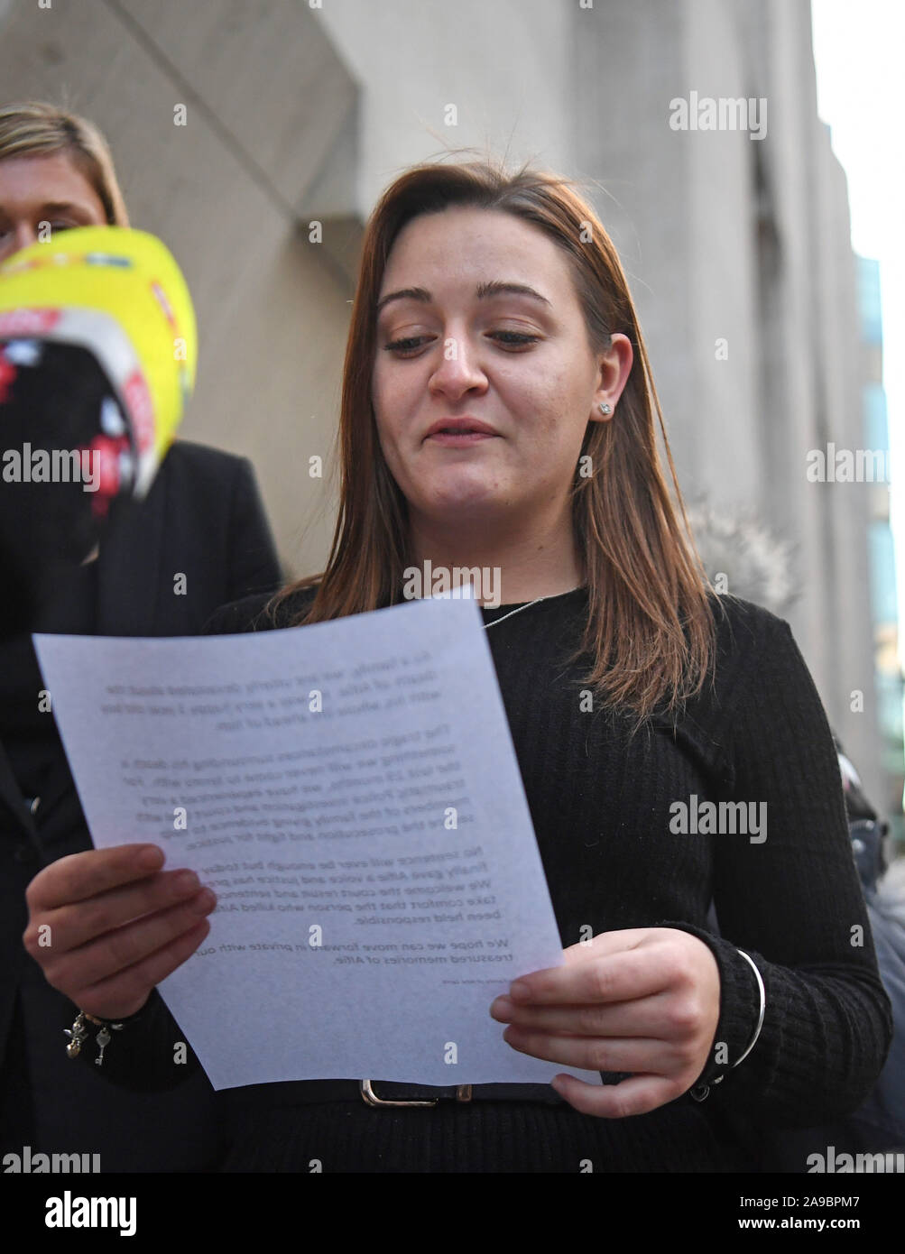 La tante de Alfie Ashleigh Jeffrey parler à l'extérieur l'Old Bailey à Londres, après Stephen Waterson a été emprisonné pendant sept ans et six mois après il a admis écrasant son amie, le jeune fils Alfie Lamb, à mort avec un siège de voiture. Banque D'Images