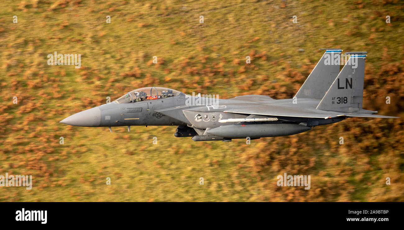 F-15E Strike Eagles 'Raider Vol', à partir de la 48e Escadre de chasse à RAF Lakenheath, faible altitude dans la boucle de Mach, MCL7, Galles, Royaume-Uni. Banque D'Images