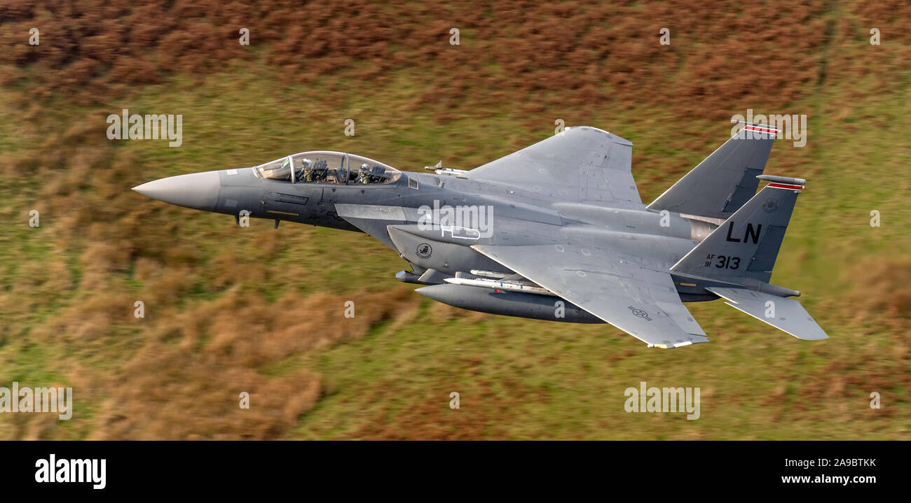 F-15E Strike Eagles 'Raider Vol', à partir de la 48e Escadre de chasse à RAF Lakenheath, faible altitude dans la boucle de Mach, MCL7, Galles, Royaume-Uni. Banque D'Images