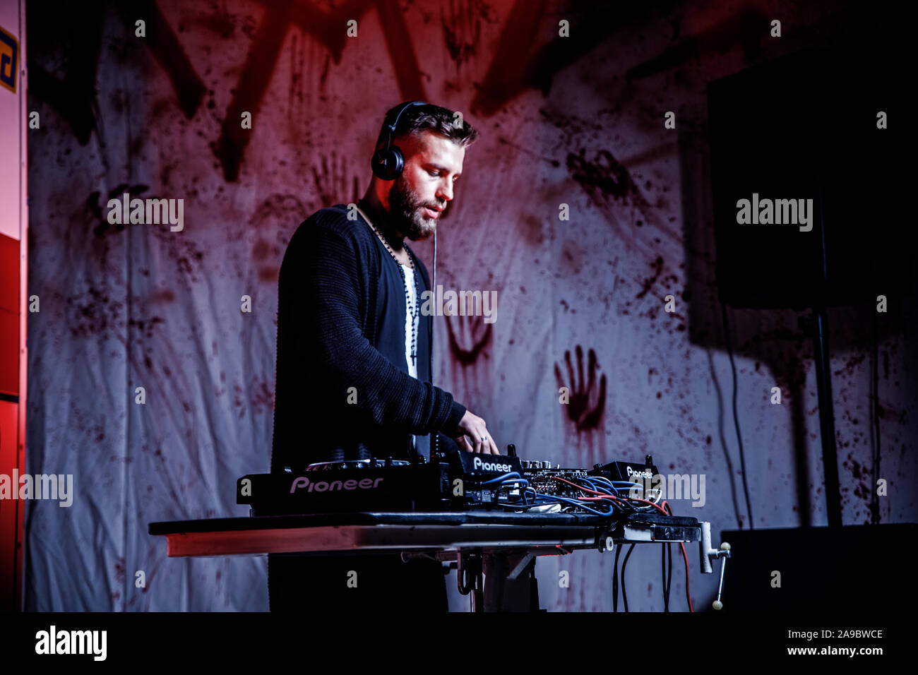 L'Ukraine, le 26 octobre 2019:jeune homme avec un casque DJ travaille sur le contrôle de la platine de mixage console de mixage console DJ, disc-jockey, DJ, console, Banque D'Images