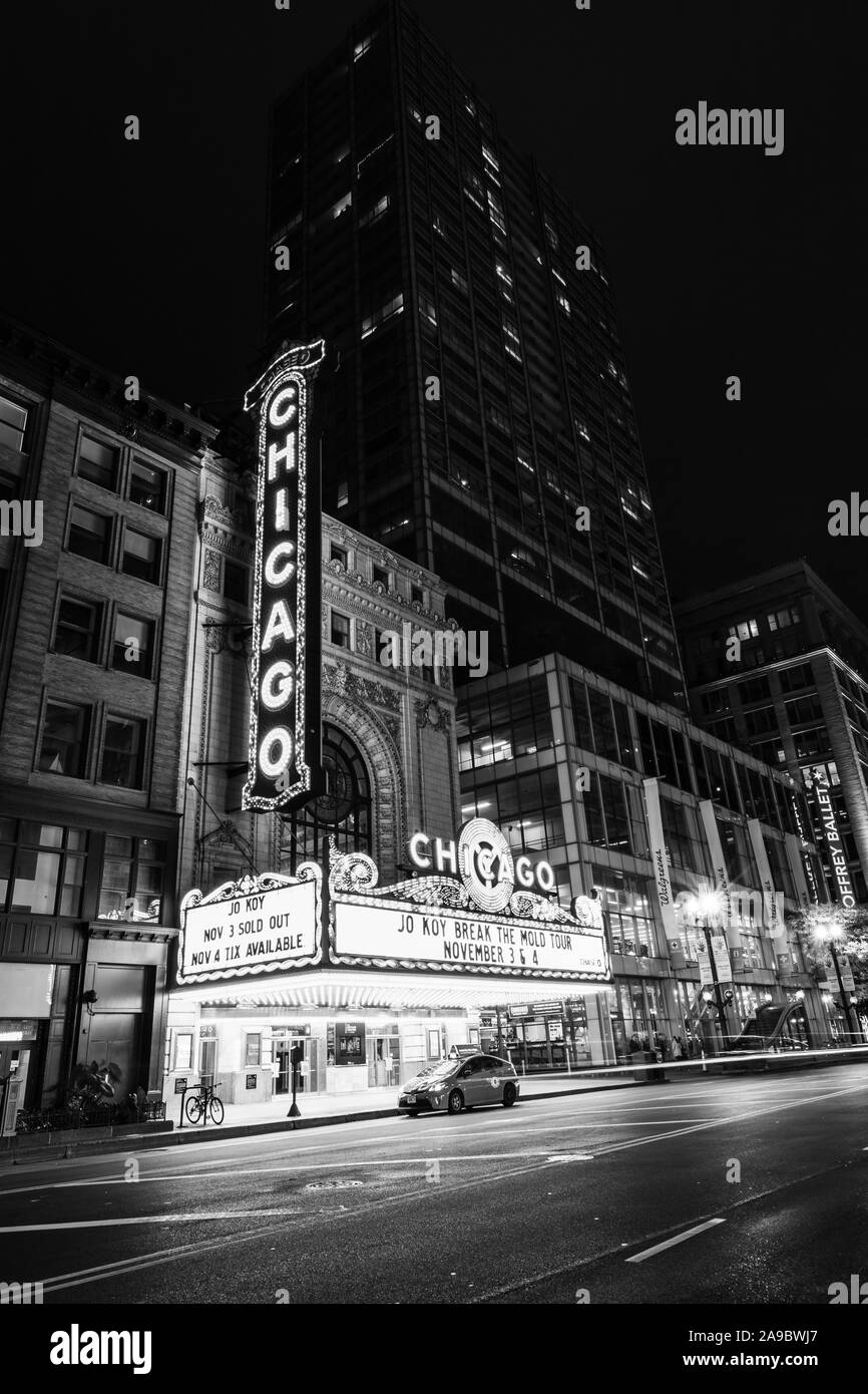 Le célèbre théâtre de Chicago par une froide nuit d'hiver avec une longue exposition de véhicules passant par sur State Street. Banque D'Images