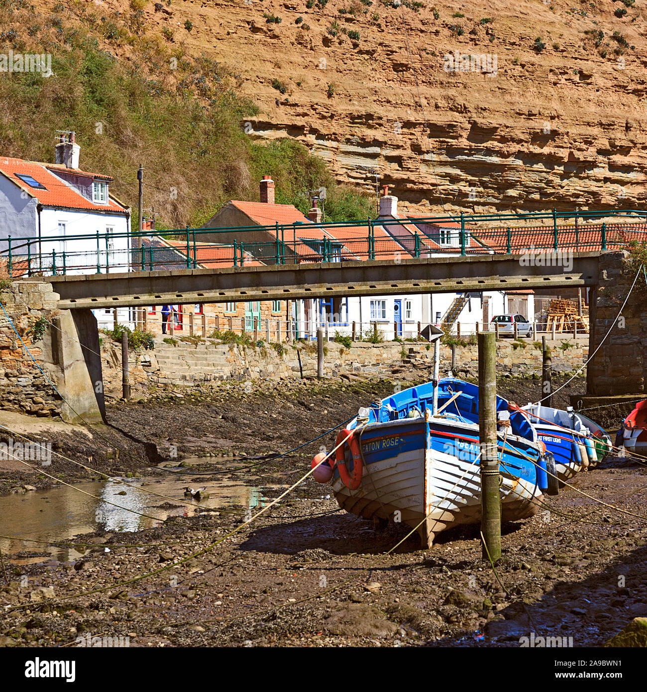 Marée basse sur le Beck à Staithes Port sur la côte du Yorkshire du Nord Banque D'Images