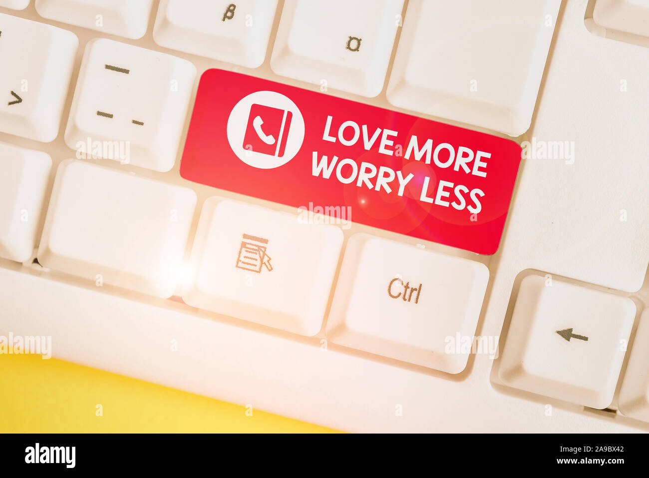 Texte de l'écriture Amour plus inquiéter moins. Photo conceptuelle ont une bonne attitude motivation être aimable profitez avec clavier pc blanc papier vide Banque D'Images