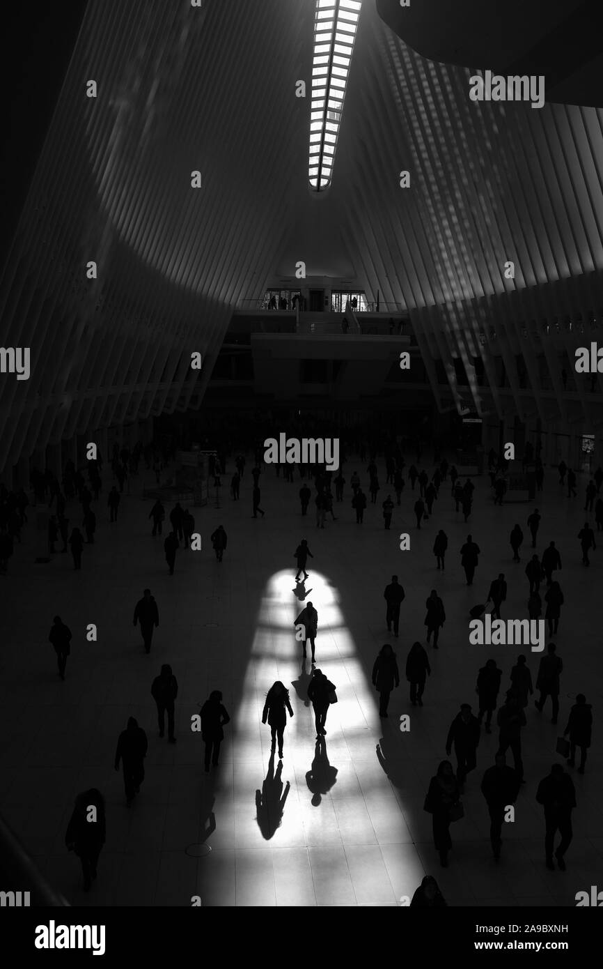 L'Oculus New York City avec des gens marchant avec des ombres de fin d'après-midi Banque D'Images