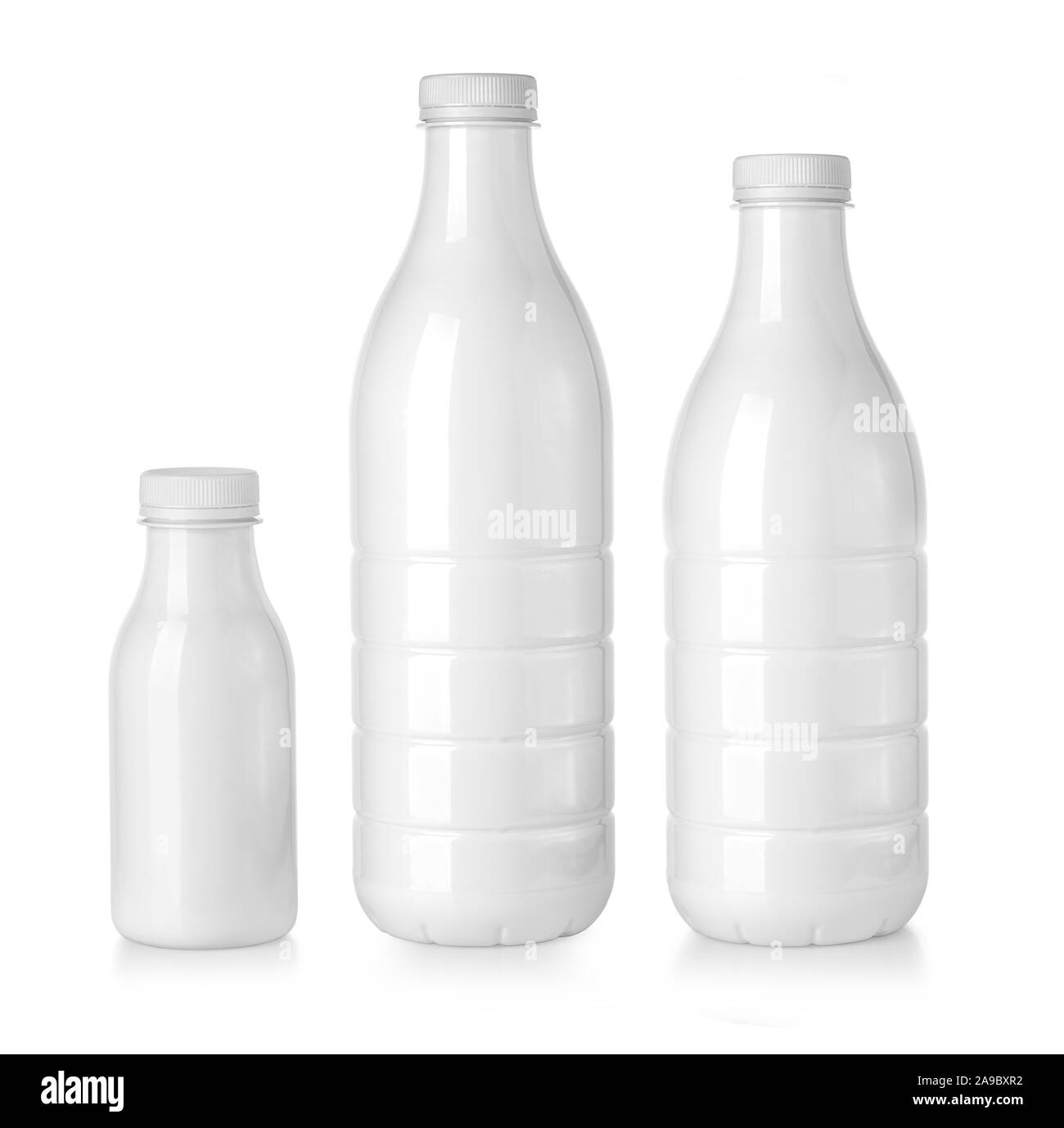 Bouteilles de lait plastc blanc isolé sur fond blanc Banque D'Images