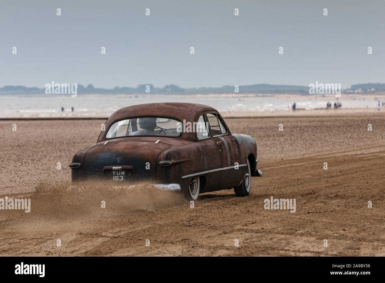 Un vintage Ford hot rod au cours de la 'race les vagues, où les voitures et les motos course de glisser sur la plage de Bridlington, East Yorkshire Angleterre UK Banque D'Images