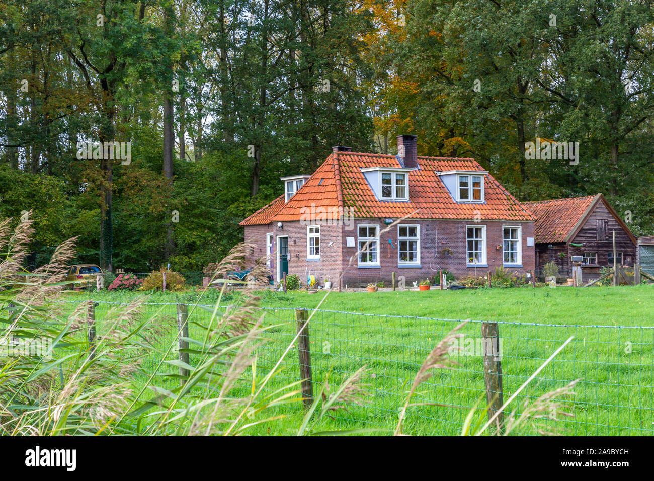 La maison de forestier traditionnel néerlandais ou maintenant hiliday Accueil Immobilier à Windesheim à Zwolle, Overijssel aux Pays-Bas Banque D'Images