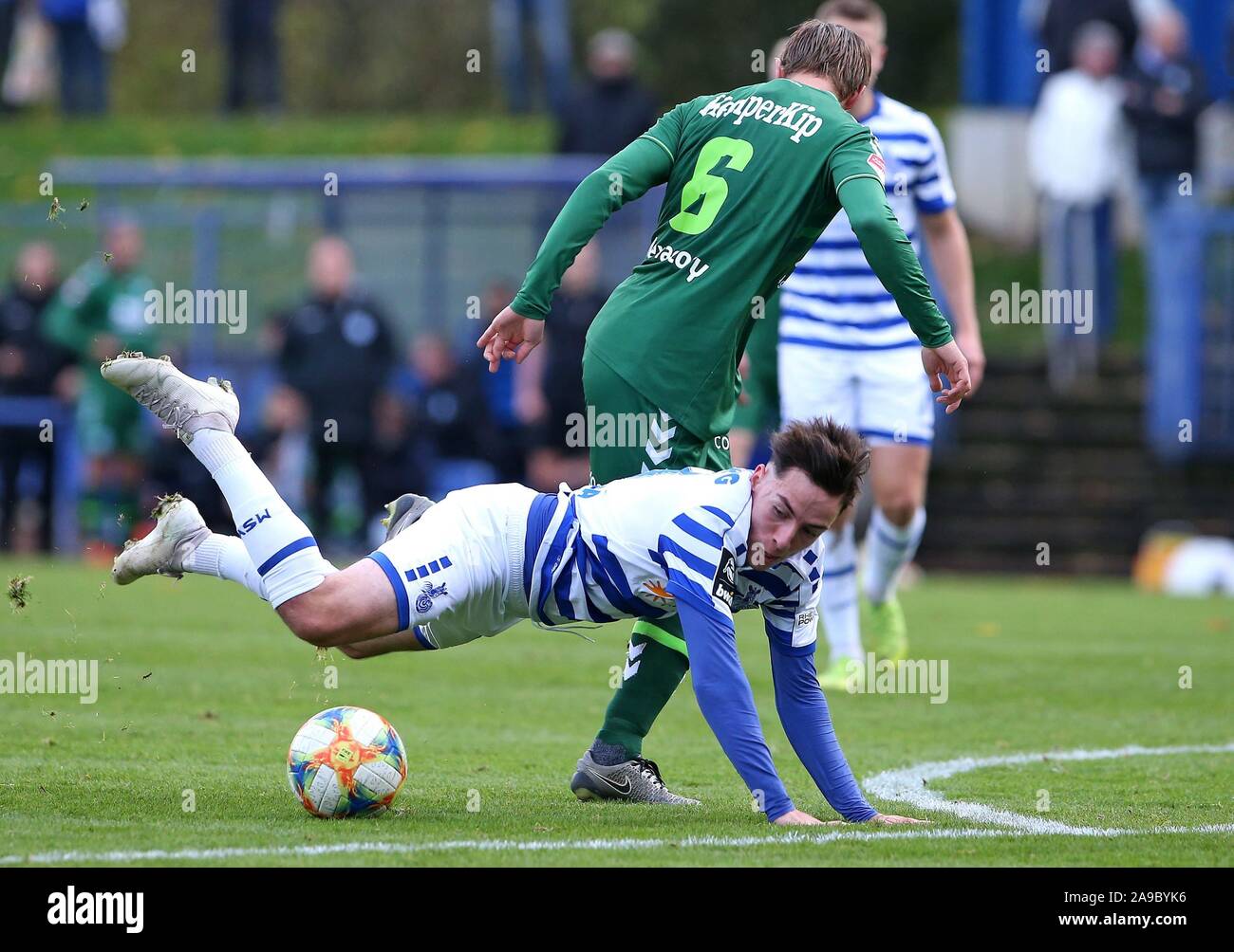 Duisburg, Allemagne. 14Th Nov, 2019. firo : Football, 14.11.2019 3. Saison 2019/2020 ligue, MSV Duisburg - De Graafschap Doetinchem, TEST Sinan Karweina (#  19), MSV Duisburg est dans l'air par rapport à Frank Olijve ( n° 6, De Graafschap Doetinchem). Utilisation dans le monde entier | Credit : dpa/Alamy Live News Banque D'Images