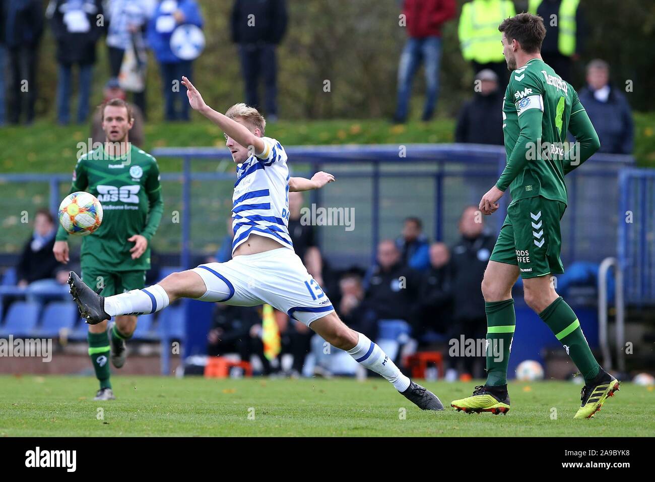 Duisburg, Allemagne. 14Th Nov, 2019. firo : Football, 14.11.2019 3. Liga, la saison 2019/2020 MSV Duisburg - De Graafschap Doetinchem, TEST Lukas Daschner (n° 13, MSV Duisburg) bloque le tir de Ted Van de Pavert ( n° 4, De Graafschap Doetinchem) | Conditions de crédit dans le monde entier : dpa/Alamy Live News Banque D'Images