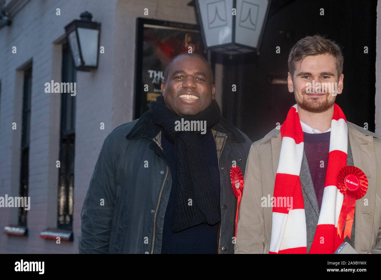 Brentwood Essex, UK. 14Th Nov, 2019. Élection générale du travail David Lammy, candidat pour Tottenham et homme politique controversal campagne en Brentwood Essex avec Oliver Durose, du travail candidat pour Brentwood et Ongar outsdie nightcllub la cabane à sucre TOWIE à Brentwood, Essex Street UK Crédit : Ian Davidson/Alamy Live News Banque D'Images