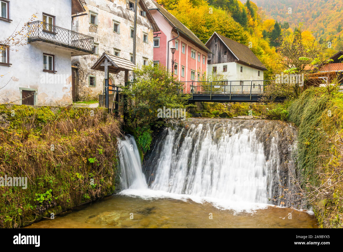 Un petit ruisseau et cascade dans le village de Kropa, la Slovénie, l'Europe. Banque D'Images