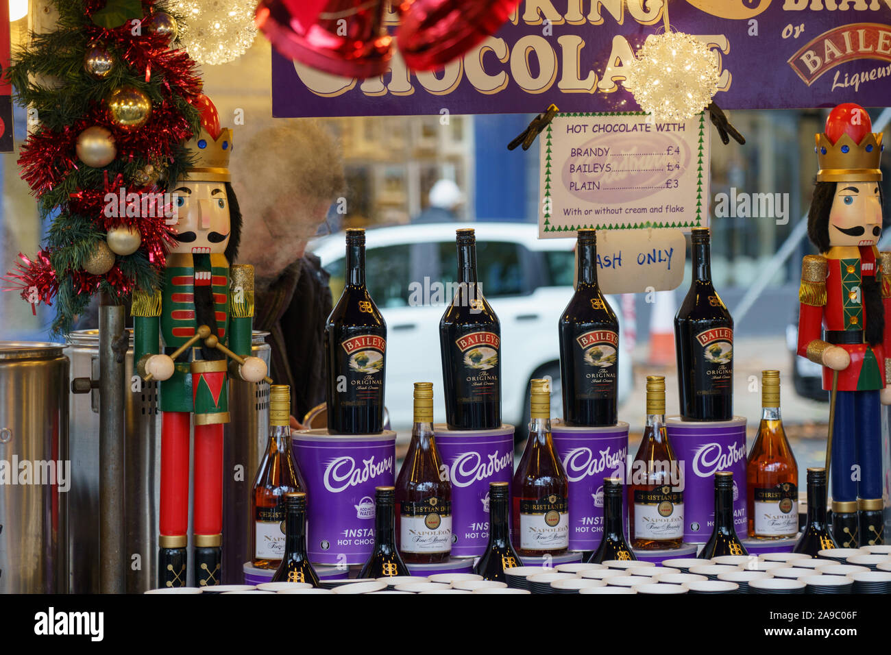 Quatre bouteilles de Baileys Irish Cream se trouvaient sur le stand de boîtes de chocolat chaud de Cadbury au marché de Noël, Harrogate, North Yorkshire, Royaume-Uni. Banque D'Images