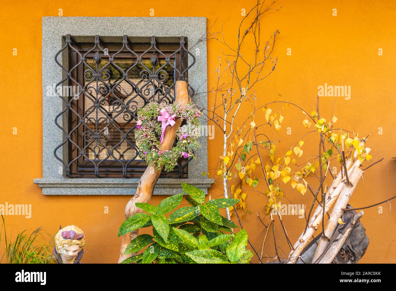 Une fenêtre de décoration dans le village de Kropa, la Slovénie, l'Europe. Banque D'Images