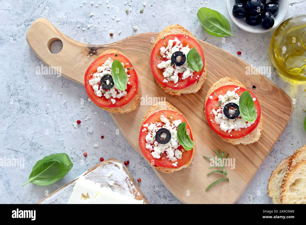 Bruschetta Tomate et de fromage italien. Vue de dessus avec l'exemplaire de l'espace. Canape avec tomates, fromage, olive et basilic. Banque D'Images