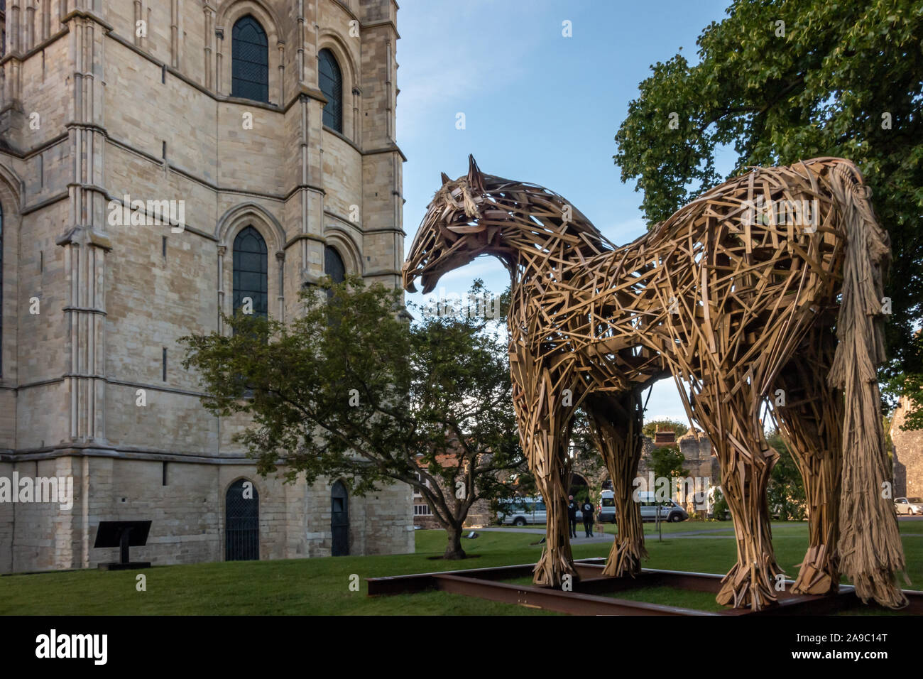 Canterbury War Horse sculpture situé à l'extérieur de la Cathédrale de Canterbury, Kent, Angleterre. Marque le sacrifice de chevaux de guerre de la Première Guerre mondiale. Banque D'Images