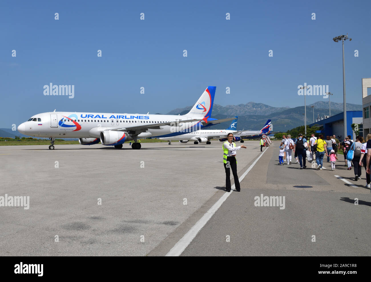Tivat, Monténégro - juin 8. 2019. Avion de la compagnie aérienne Ural sur le champ de décollage à l'aéroport international. Airbus a320 Banque D'Images
