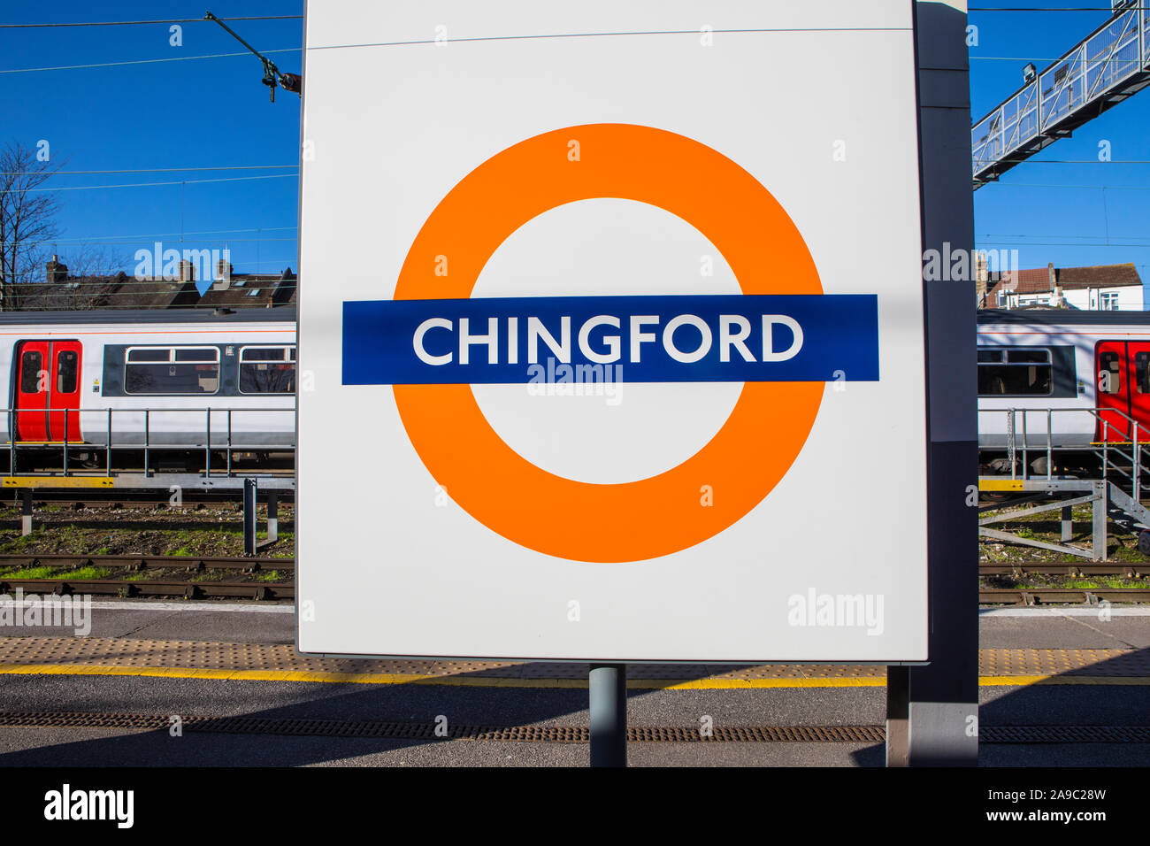 Londres, Royaume-Uni - 28 janvier 2019 : Le London Overground signe à Chingford Gare à Londres, Royaume-Uni. Banque D'Images