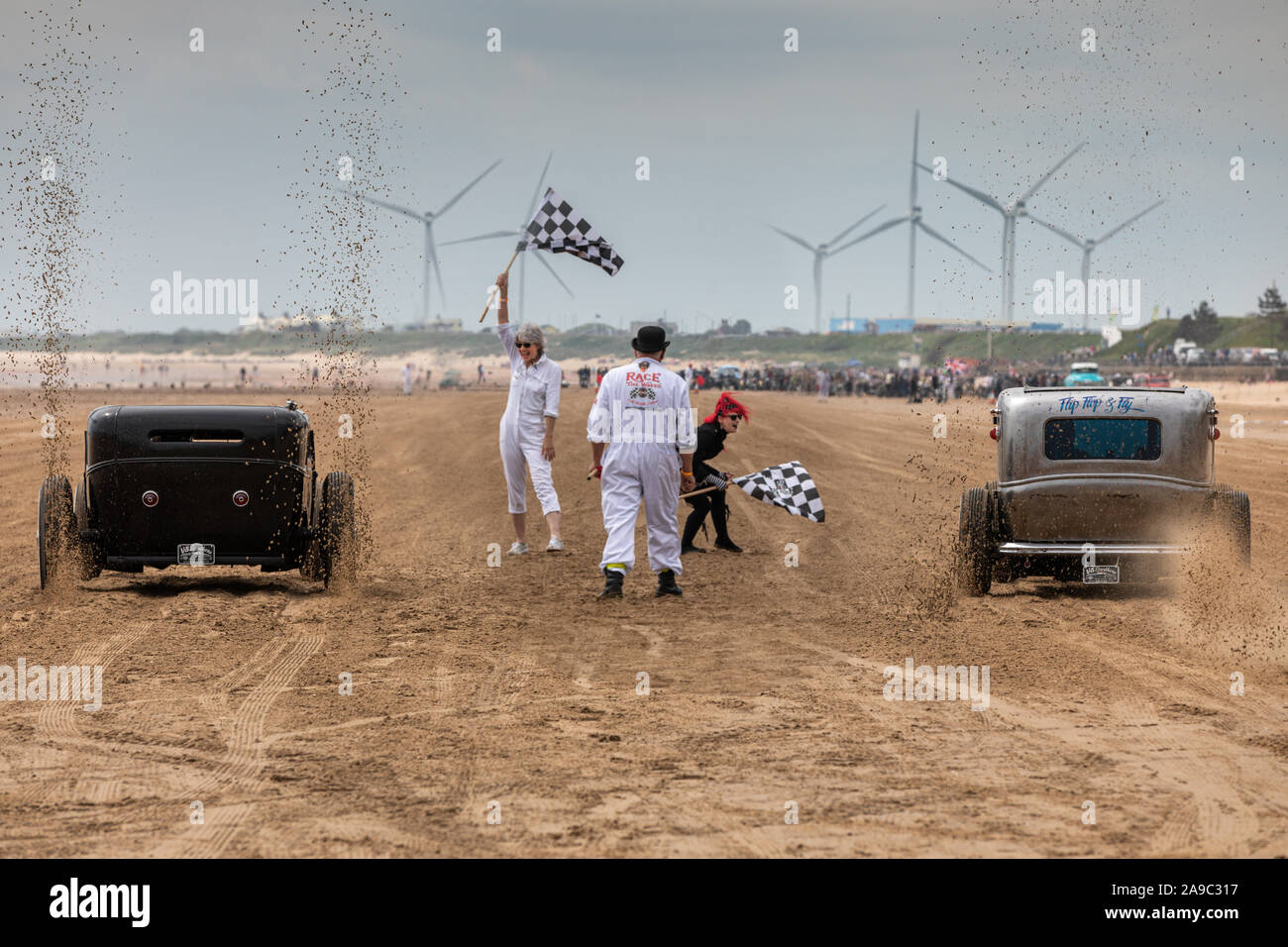 Les démarreurs obtenez-les à la "Race les vagues, où les voitures et les motos course de glisser sur la plage de Bridlington, East Yorkshire Angleterre UK Banque D'Images