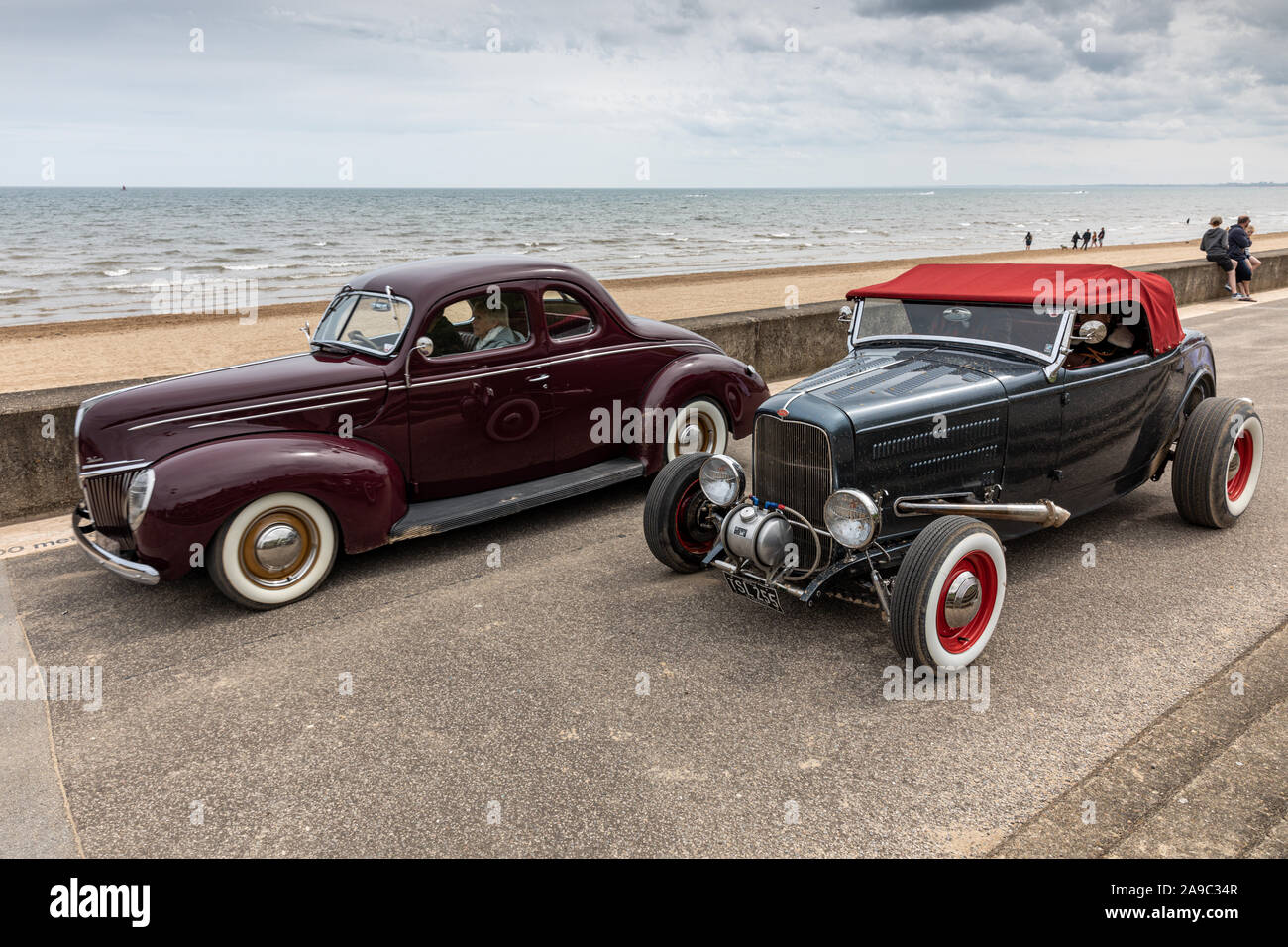Deux vintage hot rods à la "Race les vagues, où les voitures et les motos course de glisser sur la plage de Bridlington, East Yorkshire Angleterre UK Banque D'Images