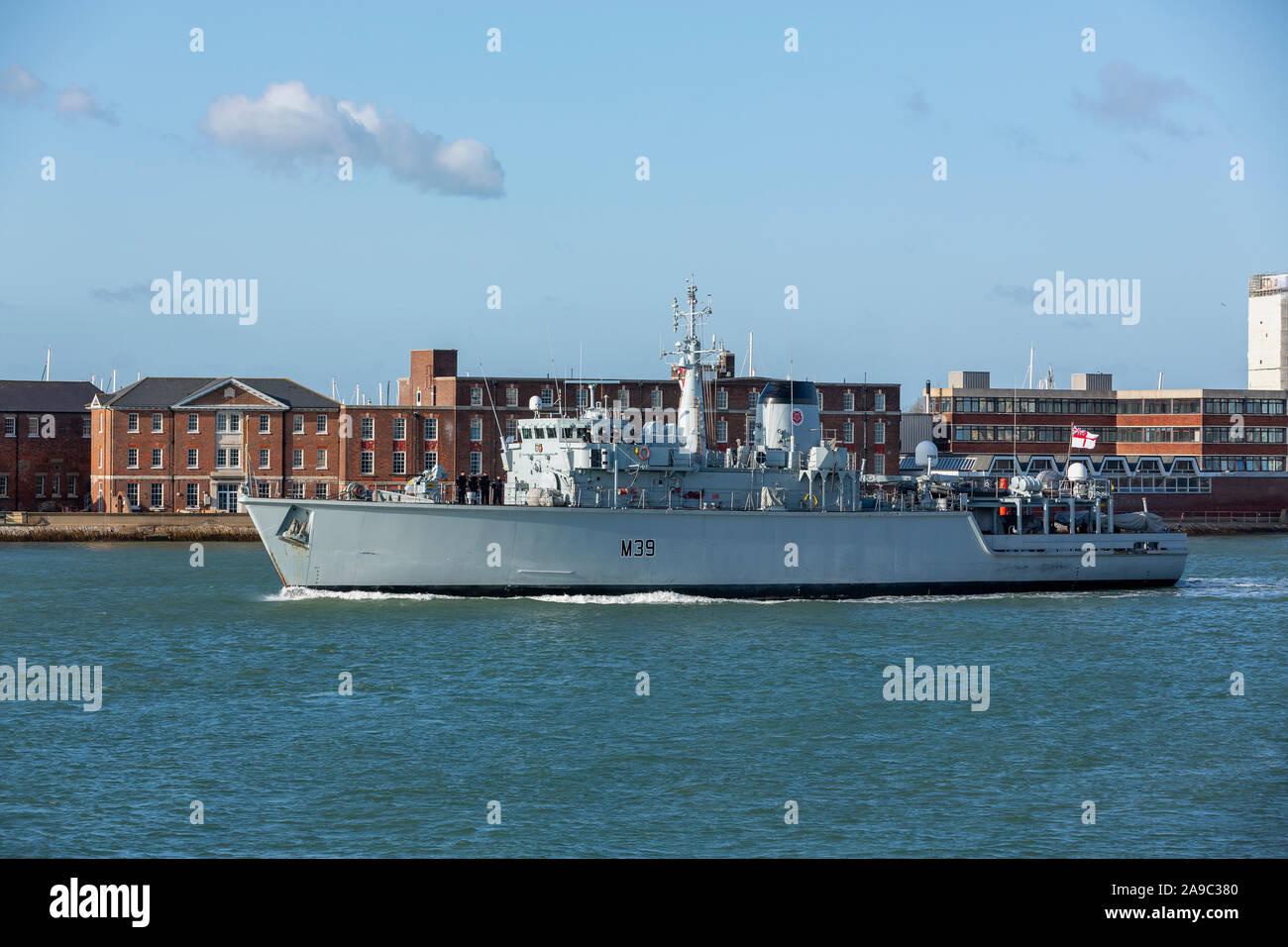 HMS dragueur Hurworth (M39) en laissant l'arsenal naval de Portsmouth. Les mesures de lutte de classe Hunt-navire. Banque D'Images