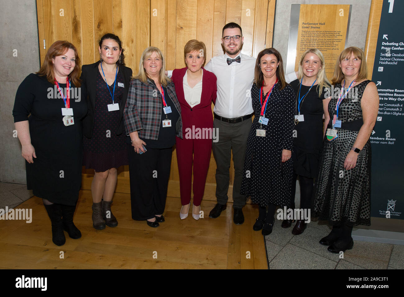 Edinburgh, Royaume-Uni. 14 novembre 2019. Sur la photo : Nicola Sturgeon MSP - Premier Ministre de l'Écosse et Leader du Parti national écossais (SNP) avec les élèves de l'école en visite au Parlement écossais. Tout le monde est notre scène - élèves du primaire n'a jamais perdu en Translanguaging. Cette performance polyglotte se tiendra à la Burns Chambre du Parlement écossais (Edinburgh EH9 1SP) le jeudi 14 novembre à 1:15h. Cet événement est sur invitation seulement. Nous sommes particulièrement reconnaissants à M. Stuart McMillan MSP office pour son parrainage et soutien. Crédit : Colin Fisher/Alamy Live News Banque D'Images