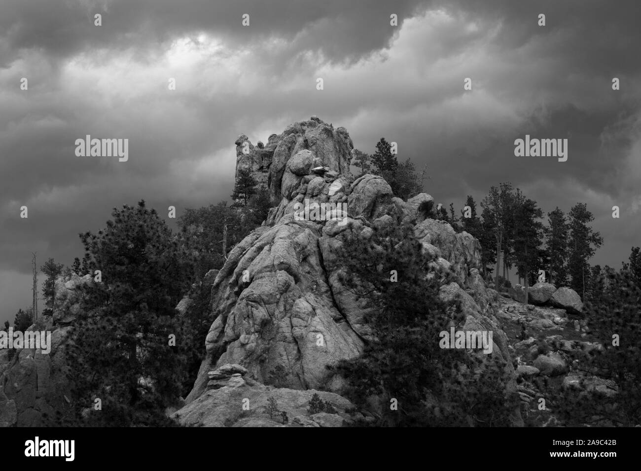 tempête nuages au-dessus de la colline rocheuse Banque D'Images